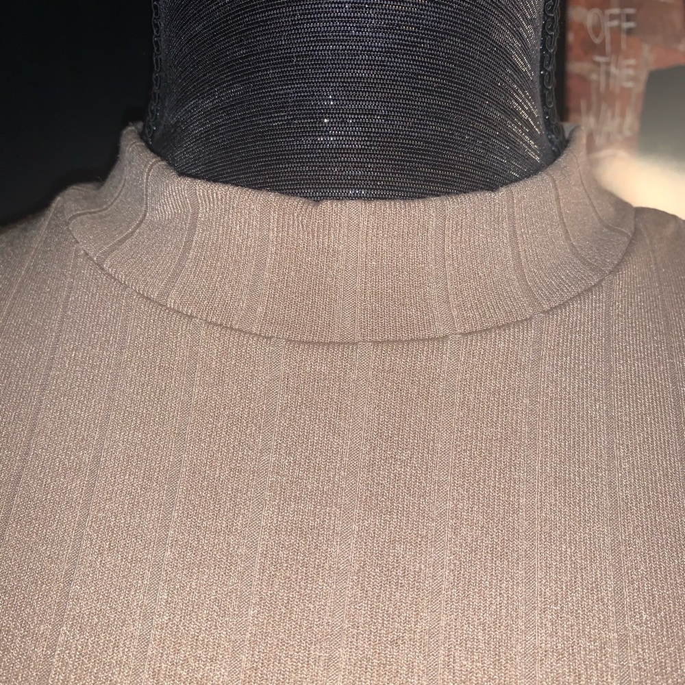 Ribbed Mock Neck Crop Top - Picture 2 of 5